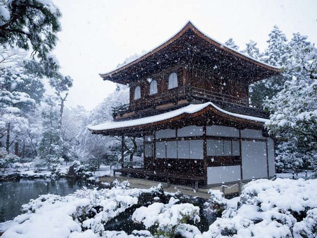 Feb-2014-Snow-falls-at-Ginkaku-ji-temple-620x465.jpg