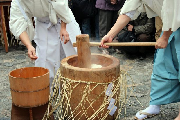 Traditional-mochi-making-620x413.jpg