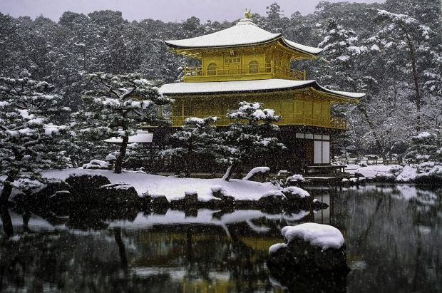 kinkaku-ji-in-the-winter-in-kyoto-japan-620x411.jpg