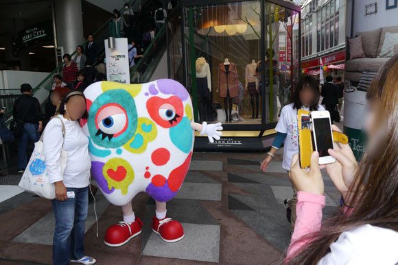 weird-mascot-is-a-hit-with-japanese-women2.jpg