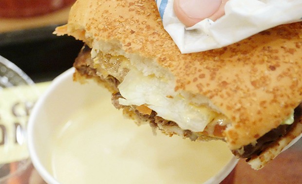 hamburguesa-queso-fondue-japon-japonshop03.jpg
