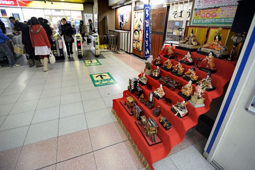 Muñecas del Hinamatsuri hasta en el Metro