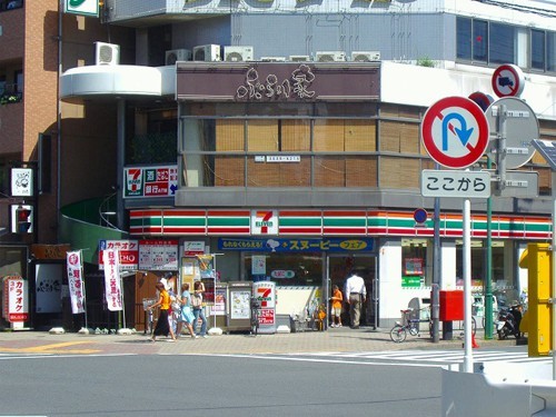 El primer Combini de 7-Eleven que abrió en Tokyo