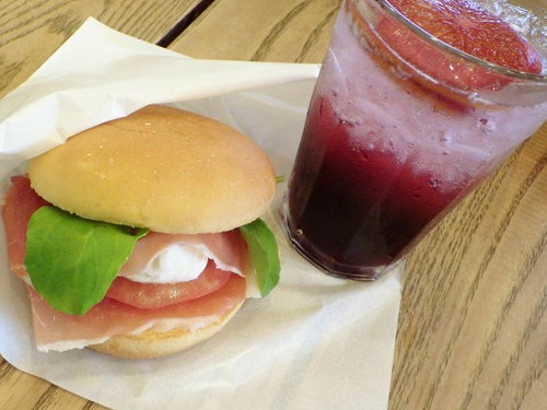 Jamón serrano y sangría en una cadena de hamburgueserias japonesa