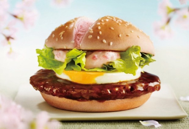 McDonald's presenta su hamburguesa "Sakura", con pan rosa