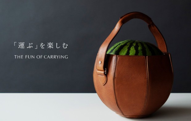 Una bolsa para llevar melones o sandías creada por un artesano en Japón