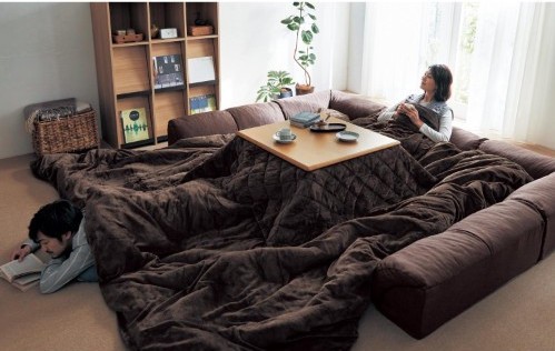 Dile adiós a la productividad y hola al confort con el mega-enorme kotatsu futón!